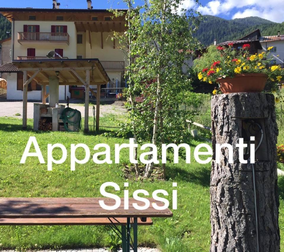 Appartamenti Sissi Commezzadura Luaran gambar